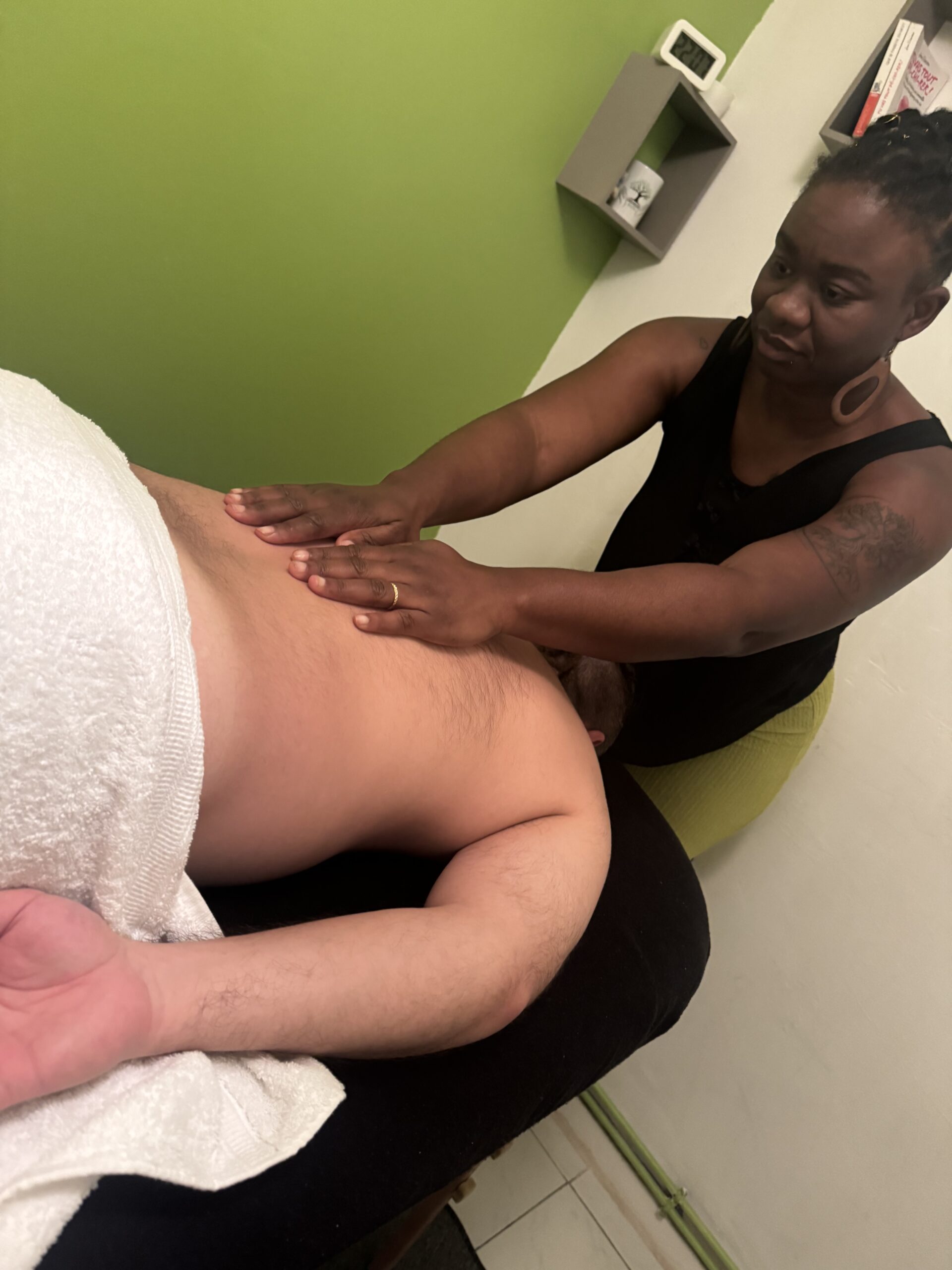 Massage californien suédois Le soin commence par des effleurages lents et apaisants, permettant au corps de se relâcher progressivement. Puis, des manœuvres plus ciblées viennent détendre les zones de tension, libérer les muscle